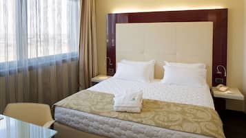 Frette Italian sheets, minibar, in-room safe, desk