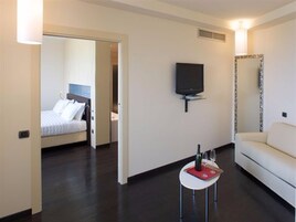 Frette Italian sheets, minibar, in-room safe, desk