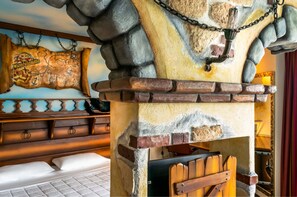 普通套房 (Family Room - Tema MIRABILANDIA) | 義大利 Frette 床單、迷你吧、客房內保險箱、書桌