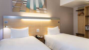 Brankas, meja kerja, ruang kerja ramah laptop, dan tirai kedap cahaya