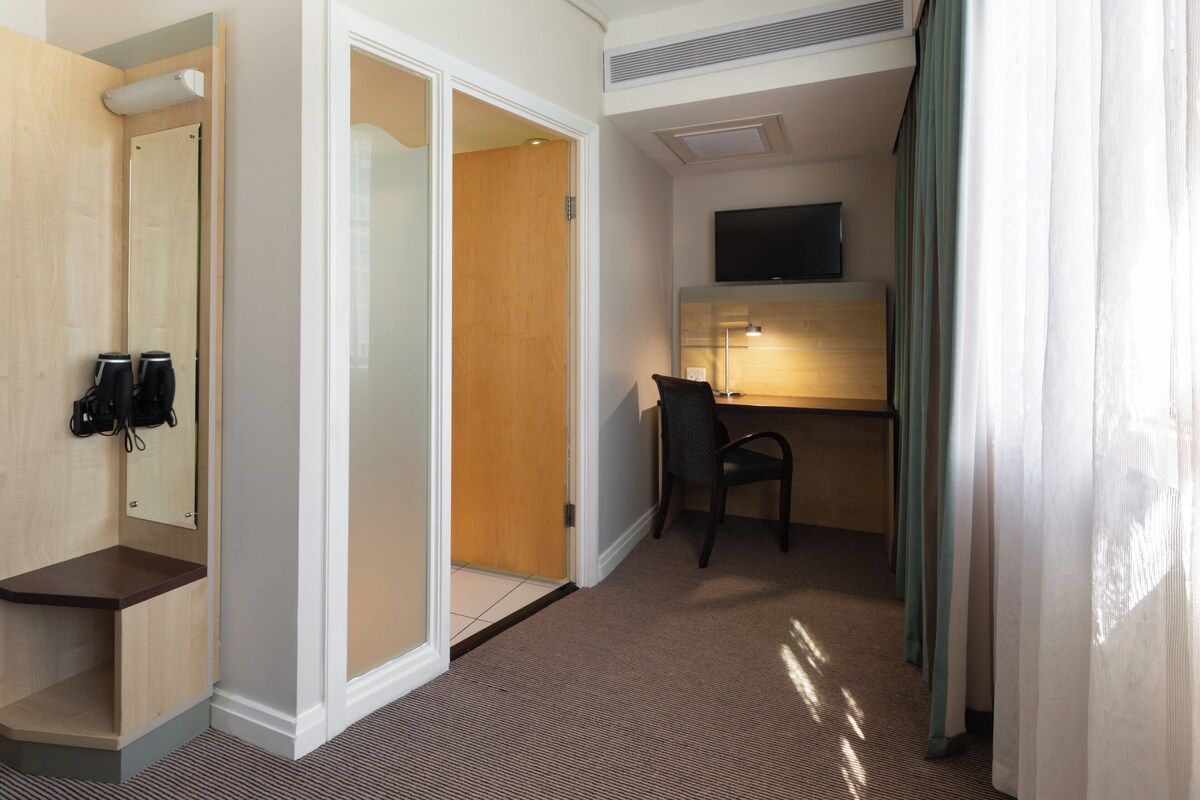 In-room safe, desk, laptop workspace, blackout drapes