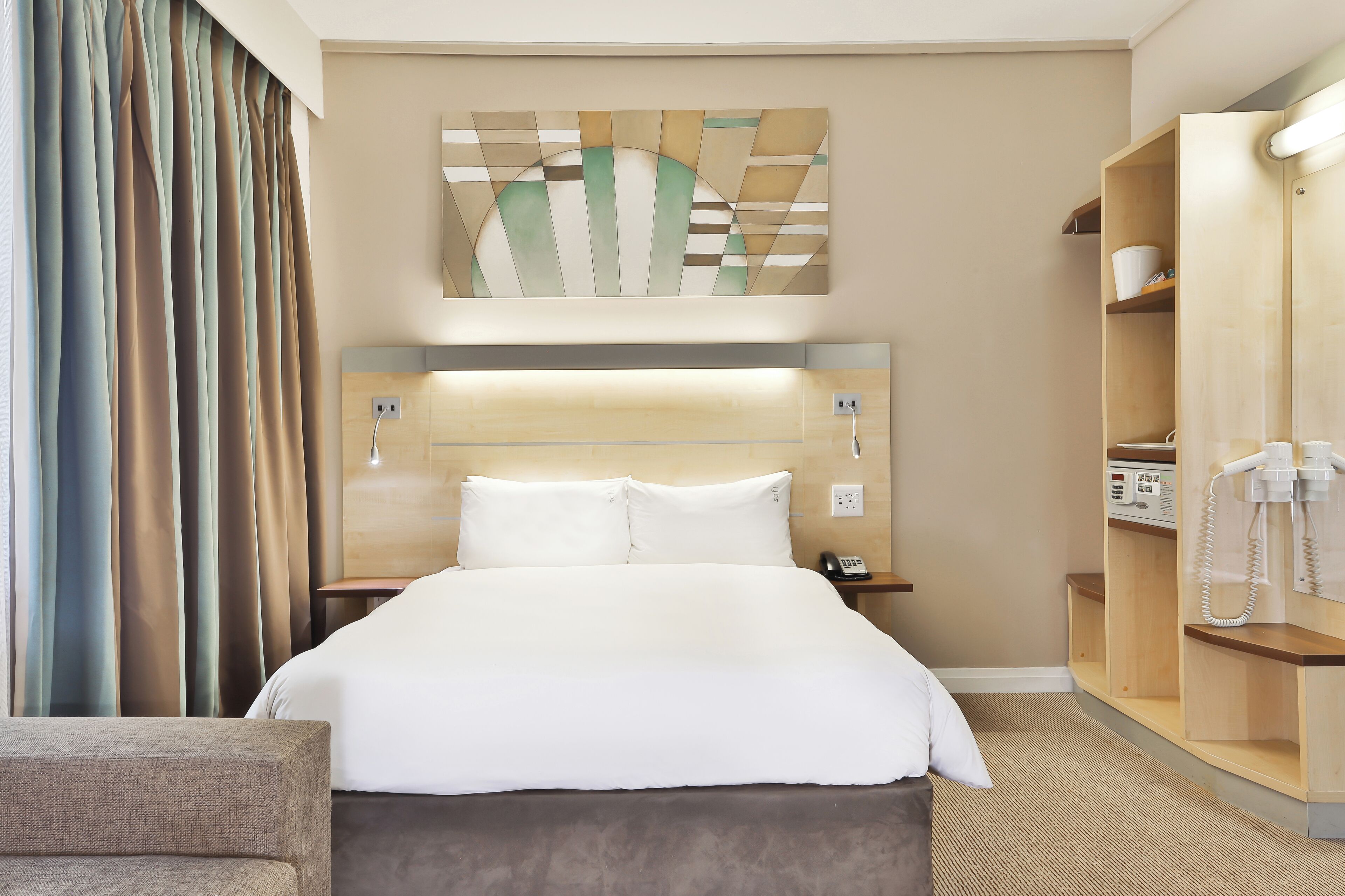 Rom – standard, 1 dobbeltseng med sovesofa, røyk | Safe på rommet, skrivebord og skrivebord for bærbar PC