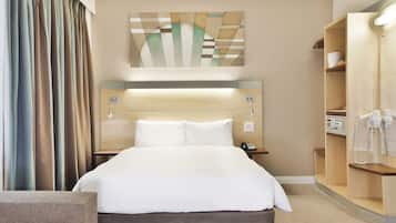 Habitación estándar, 1 cama matrimonial y sofá cama, para fumadores | Caja de seguridad en la habitación y escritorio