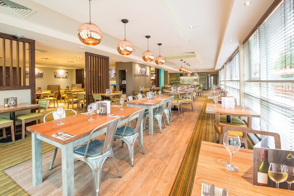 Serveert ontbijt, lunch en diner