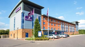 Egy modern dizájnnal rendelkező Premier Inn szálloda, tégla homlokzattal és lapos tetővel.