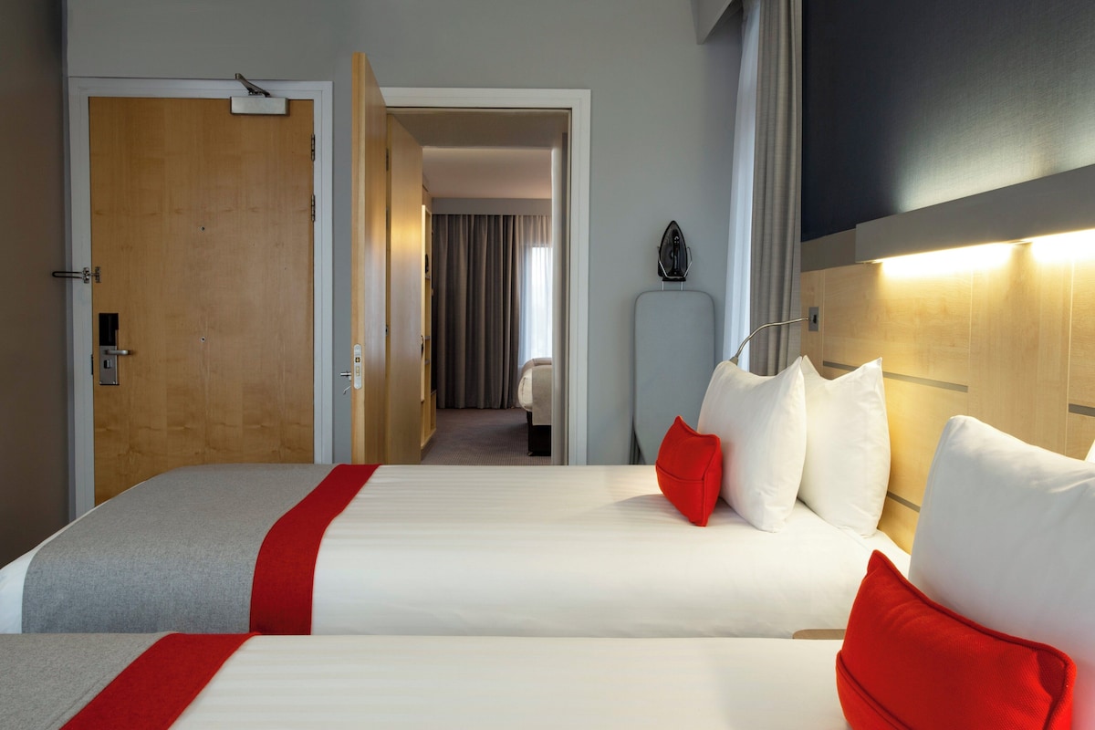 Chambre Standard, 2 lits une place, accessible aux personnes à mobilité réduite (Free Hot Breakfast) | Coffres-forts dans les chambres, bureau, rideaux occultants