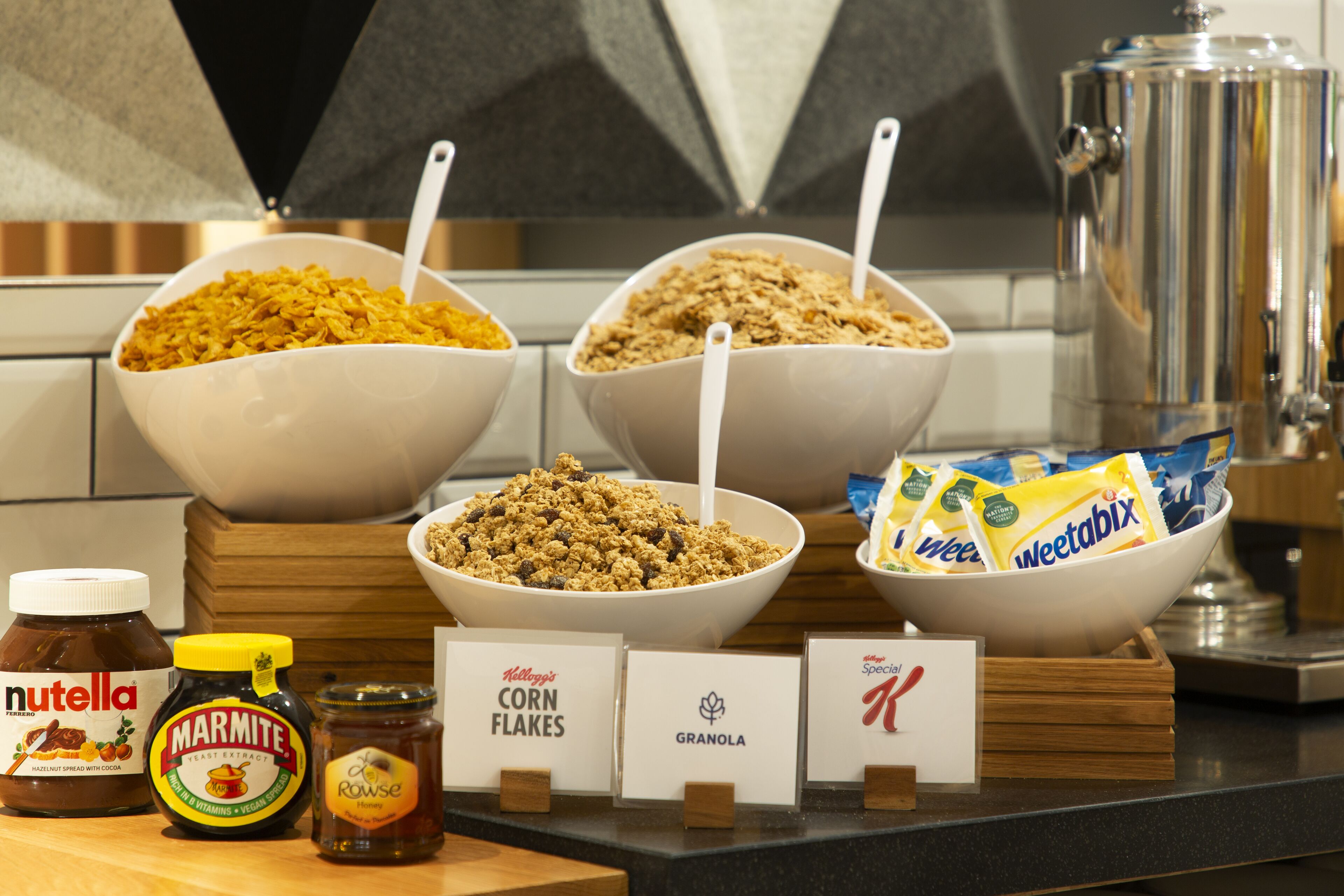 每日供應自助早餐 (費用另計)