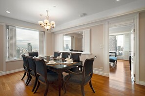 Three Bedroom Executive Suite | Área de sala de estar | Televisión LCD de 40 pulgadas con canales vía satélite y televisión 