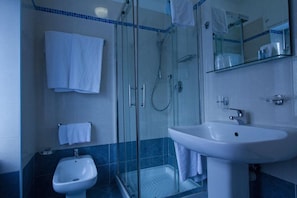 Dusche, kostenlose Toilettenartikel, Haartrockner, Bidet