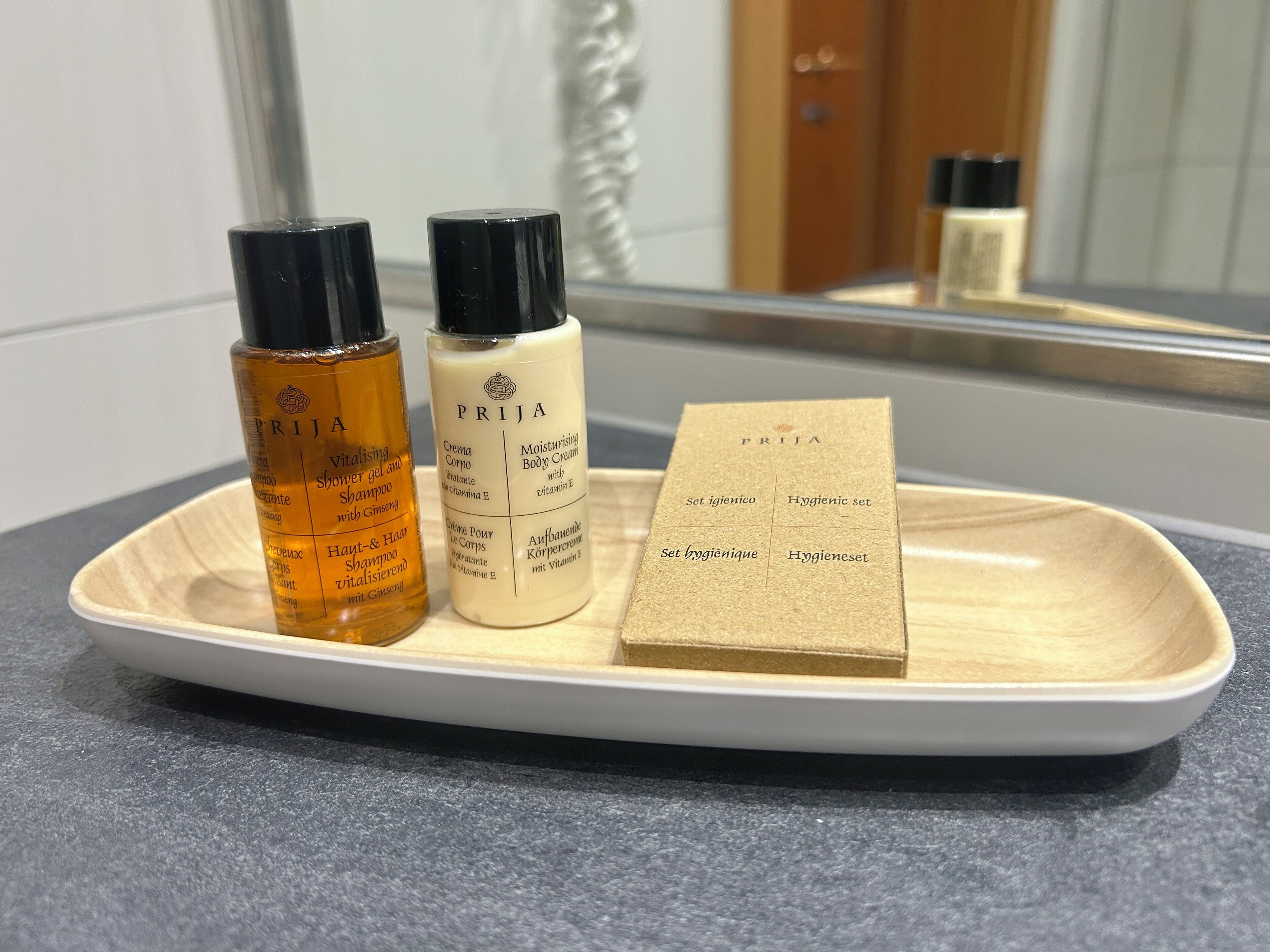 Un plateau contenant deux bouteilles de shampoing et une boîte de produits d’hygiène.