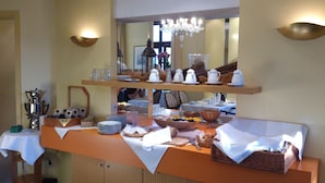 Een buffetopstelling met diverse gerechten en servies.