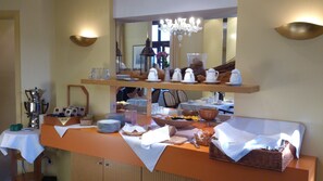 Petit déjeuner buffet (14.5 EUR par personne)