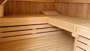 Uma sauna com bancos de madeira e piso de madeira.