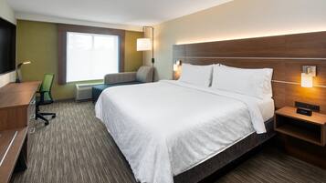 Cofres nos quartos, escrivaninha, ferros/tábuas de passar roupa