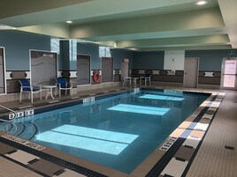 Una piscina cubierta, tumbonas