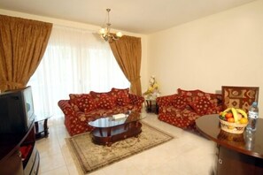Executive-Apartment, 2 Schlafzimmer | Wohnbereich | Flachbildfernseher