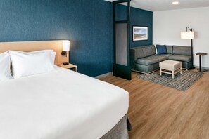 Desk, laptop workspace, blackout curtains, iron/ironing board - Hyatt Place Fairbanks (Fairbanks)