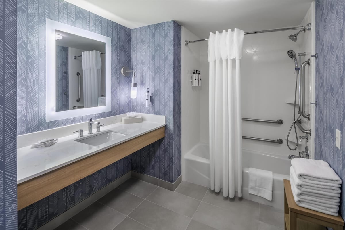 Amenidades de baño gratuitas, secadora de cabello, batas, toallas