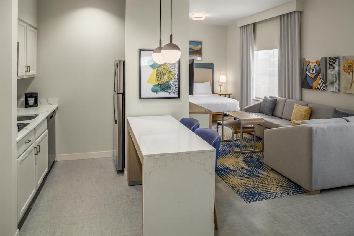 Estudio, 1 cama King size (Peloton) | Cocina privada | Refrigerador con congelador, microondas y parrilla de estufa