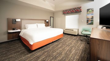 Een bureau, een strijkplank/strijkijzer, gratis wifi, beddengoed