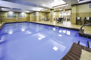 Una piscina techada, abierta desde las 10:00 hasta las 22:00, sombrillas