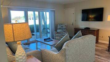 Two Bedroom (CAM-2) | Wohnbereich