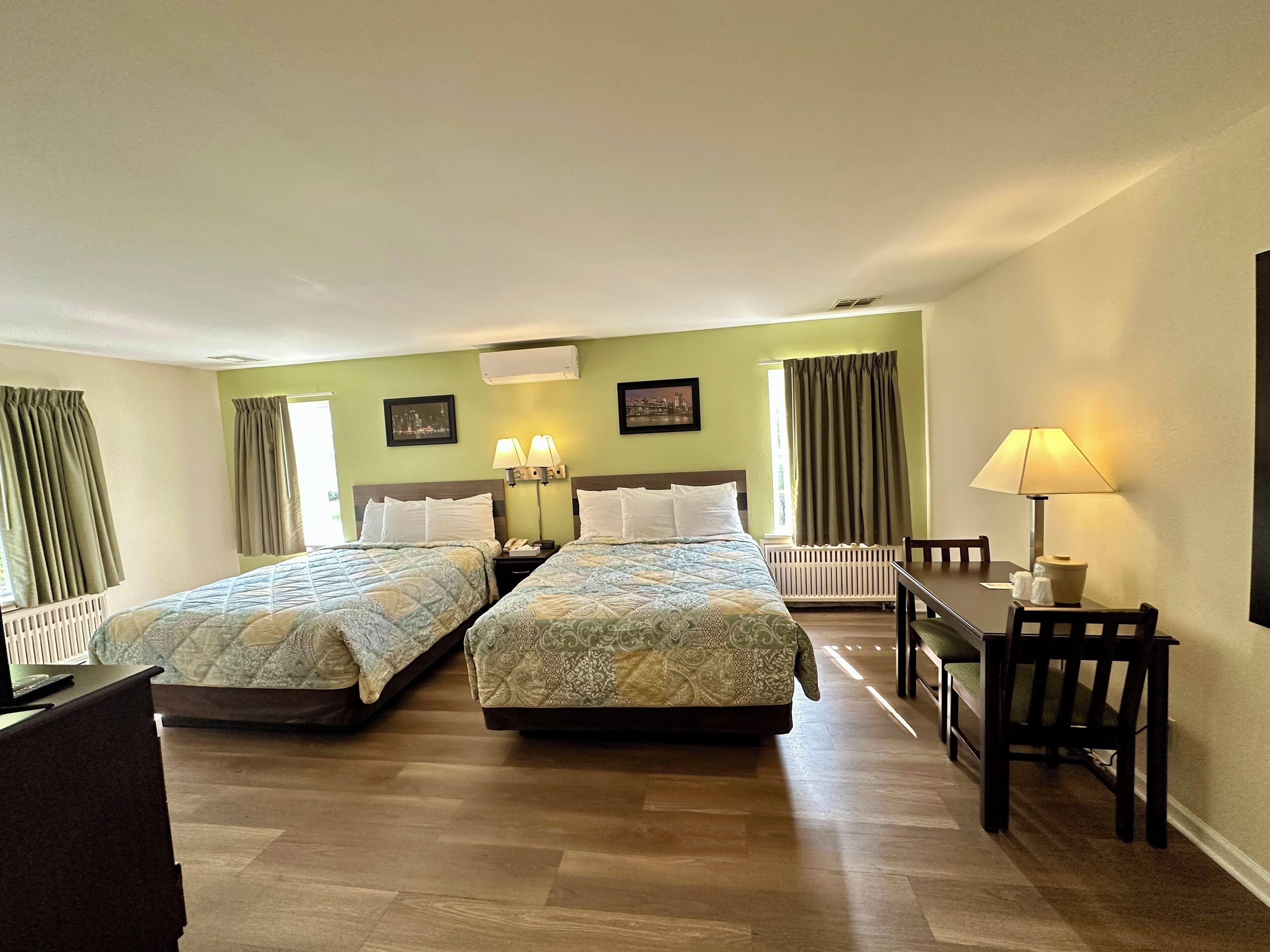 Standaard kamer, 2 queensize bedden | Pillowtop-bedden, een bureau, een strijkplank/strijkijzer, gratis wifi