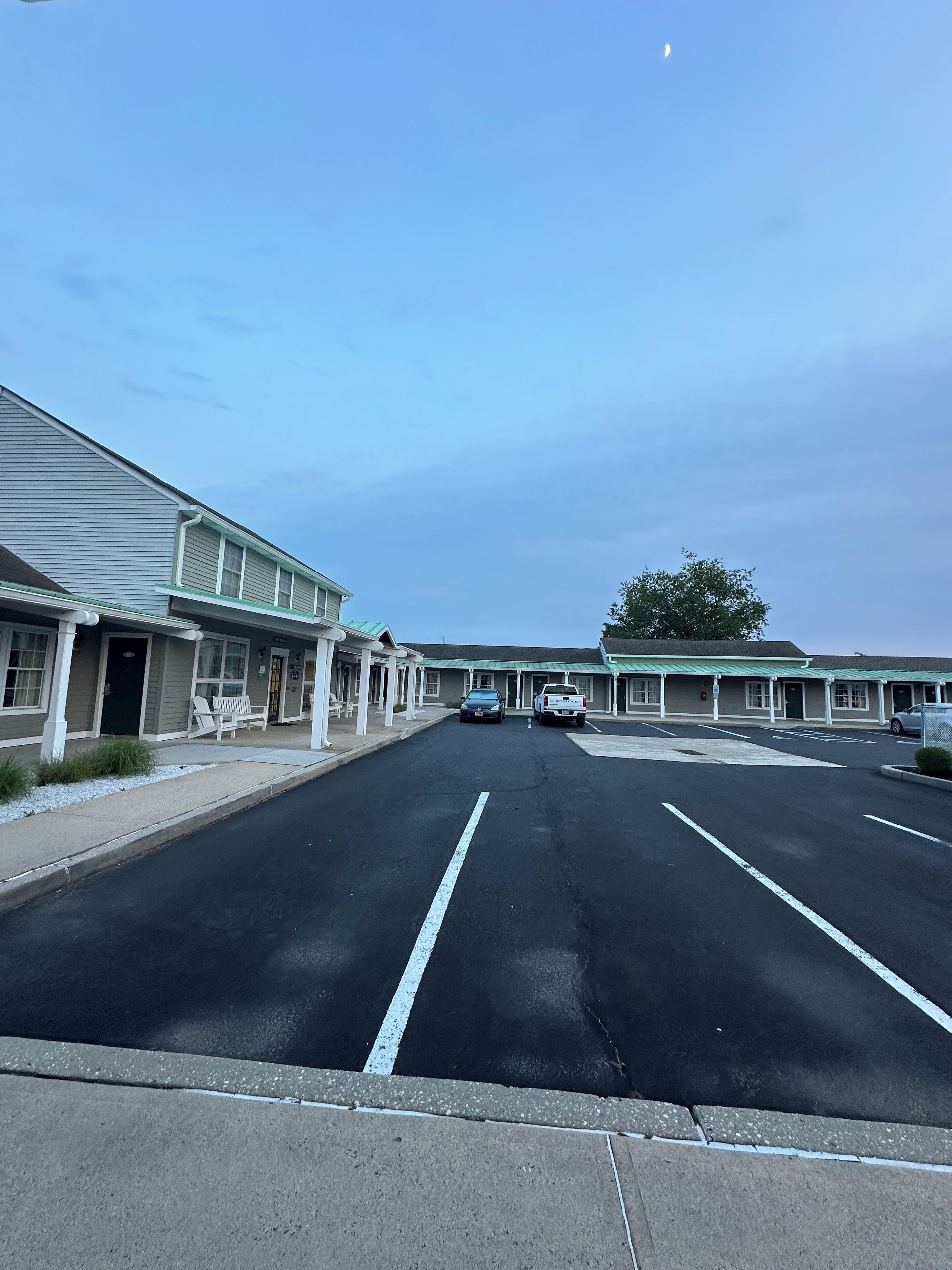 Un motel doté d’un parking central, de nombreuses chambres et d’un toit végétalisé.