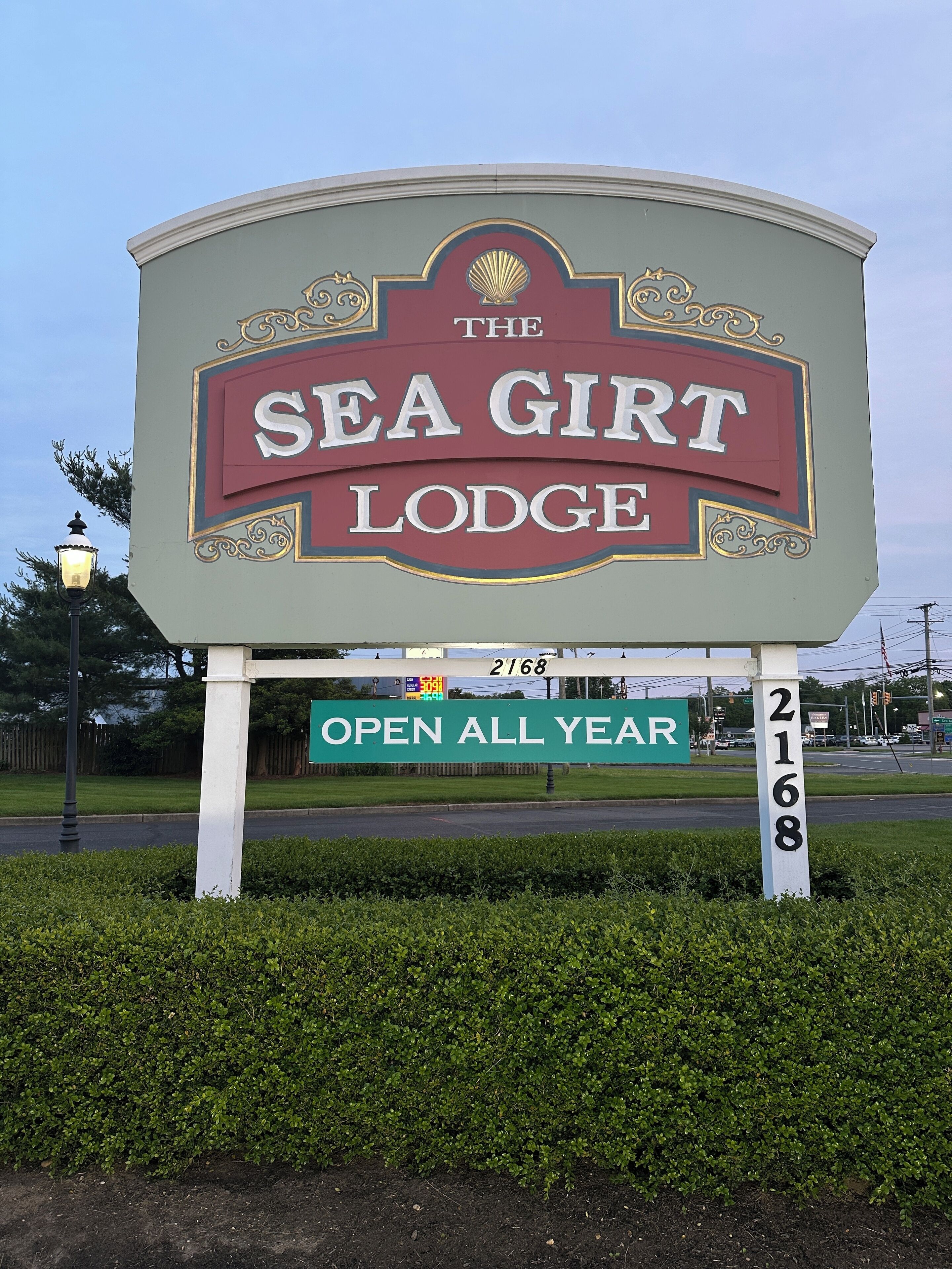Une enseigne pour le Sea Girt Lodge, indiquant « OUVERT TOUT AU LONG DE L’ANNÉE » et l’adresse « 2168 ».