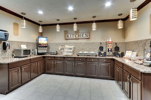 Café da manhã com buffet grátis todos os dias