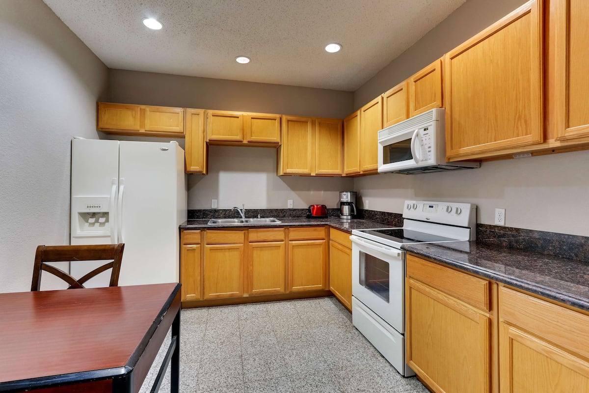 standard room, 1 king bed, non smoking, kitchenette (with sofabed) | private kitchenette | mini-fridge, microwave, coffee/tea maker