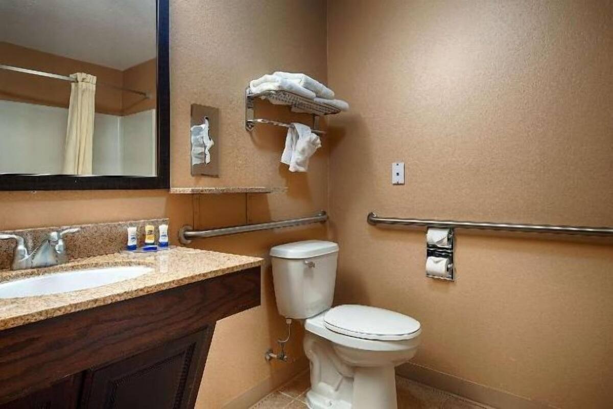 Kamar mandi | Perlengkapan mandi gratis, pengering rambut, handuk, dan sabun