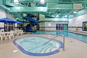 Piscine couverte, chaises longues