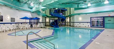 Indoor pool, sun loungers
