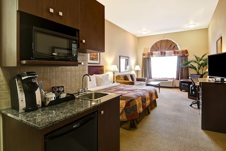 Desk, iron/ironing board, free cribs/infant beds, free WiFi. Canalta Camrose