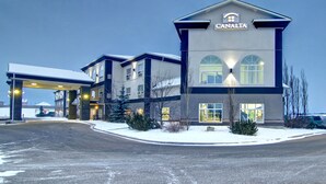 Un hotel CANALTA con un diseño moderno, que cuenta con una entrada destacada y una estación de servicio.