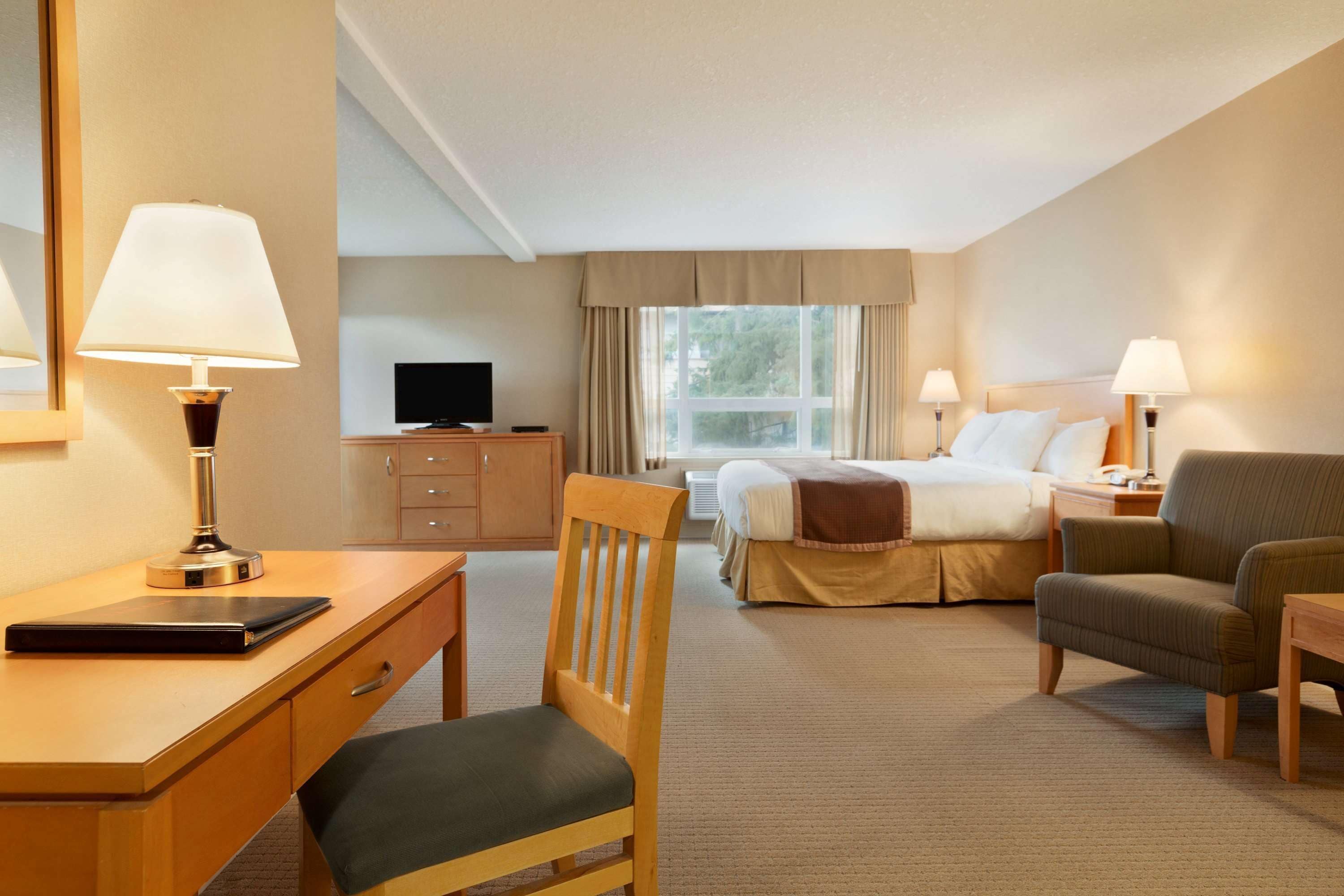 suite, 1 king bed, non smoking, hot tub | in-room safe, desk, iron/ironing board, rollaway beds