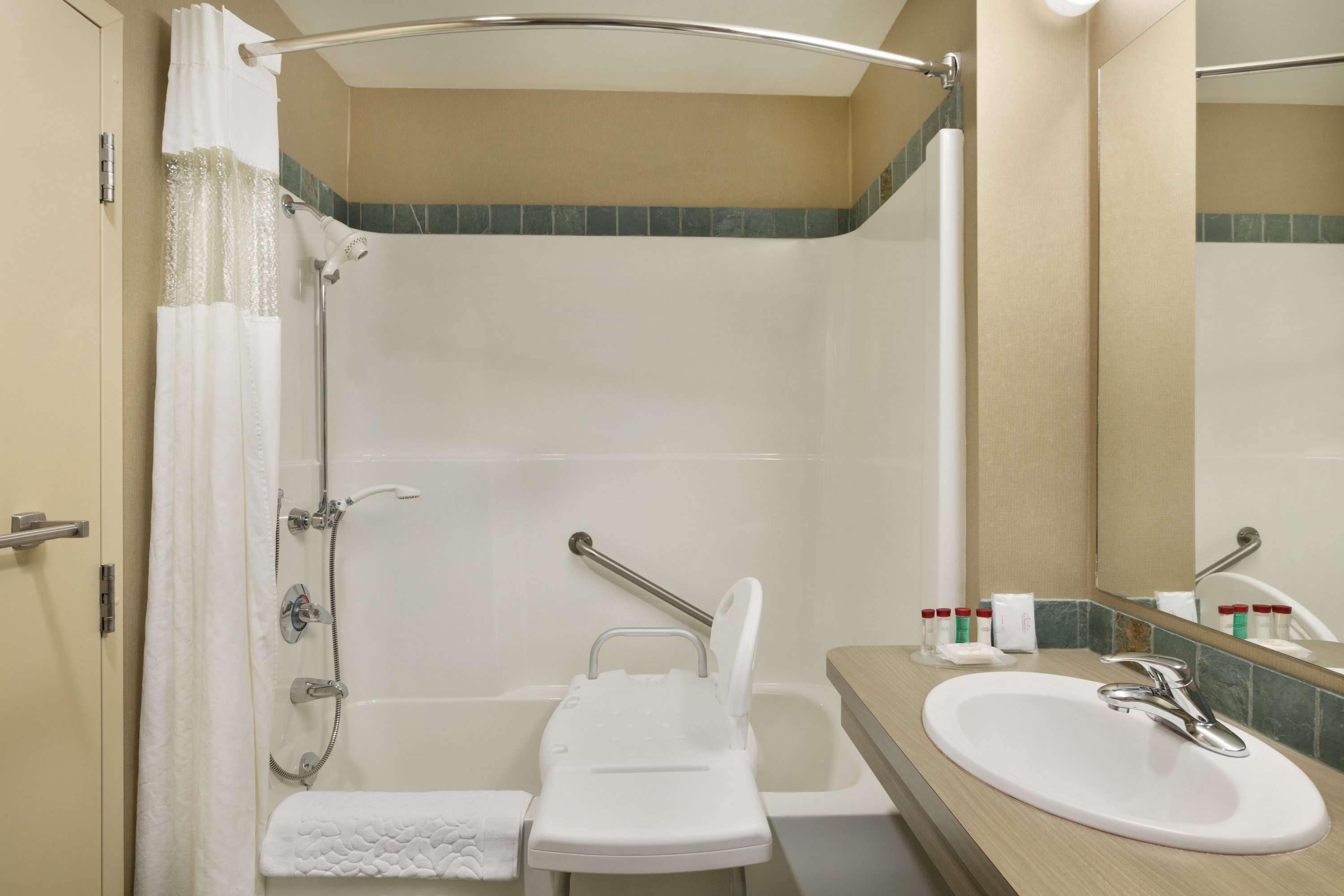 combined shower/bathtub, free toiletries, hair dryer, towels