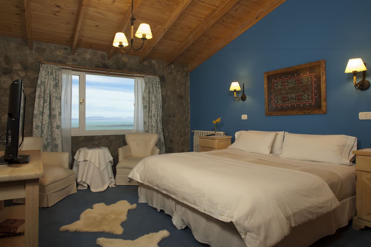 Standard Room | Gebar bulu kapas, katil Select Comfort, bar mini, peti besi dalam bilik 