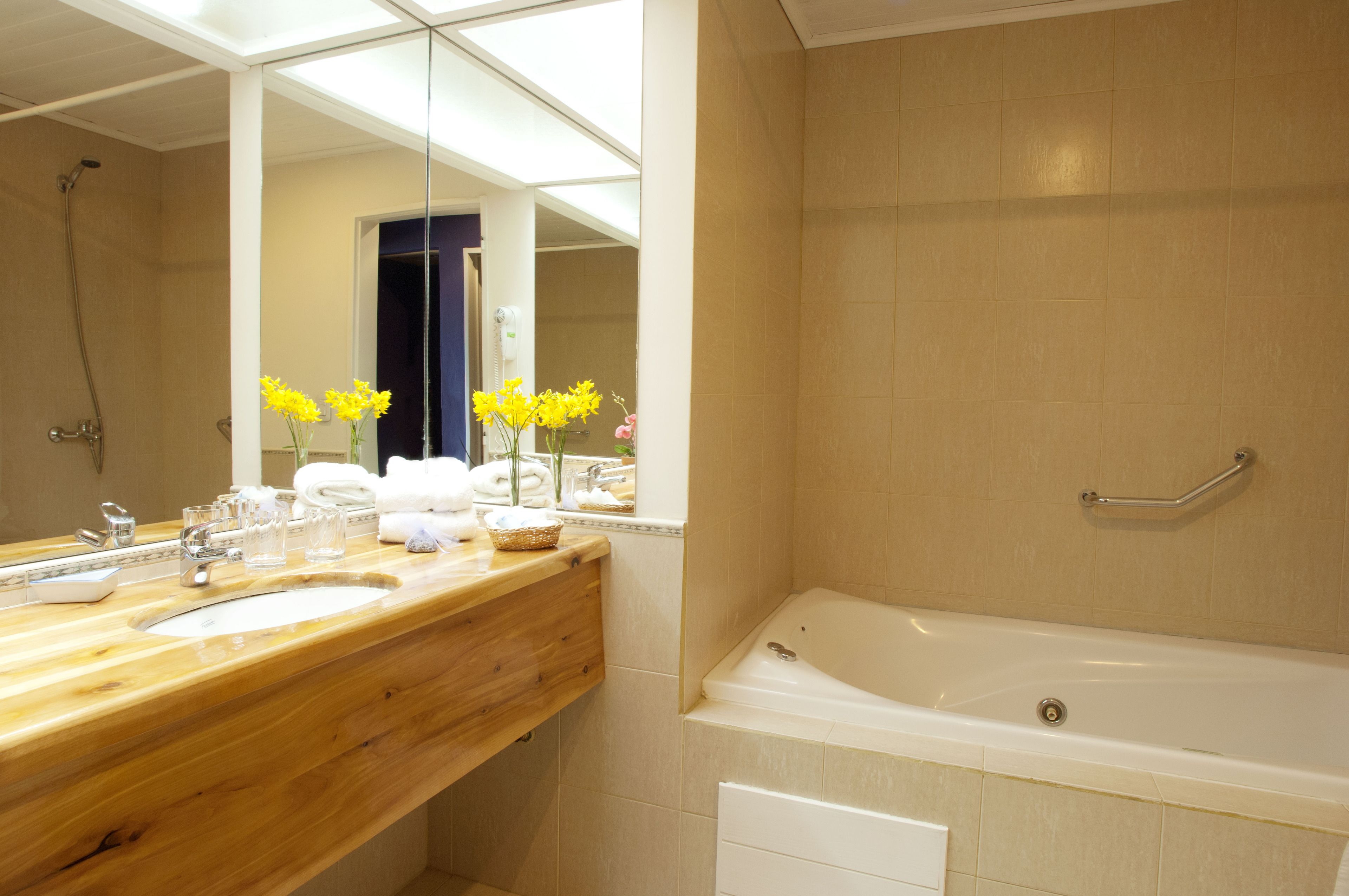 superior room | bathroom | combined shower/bathtub, free toiletries, hair dryer, bidet