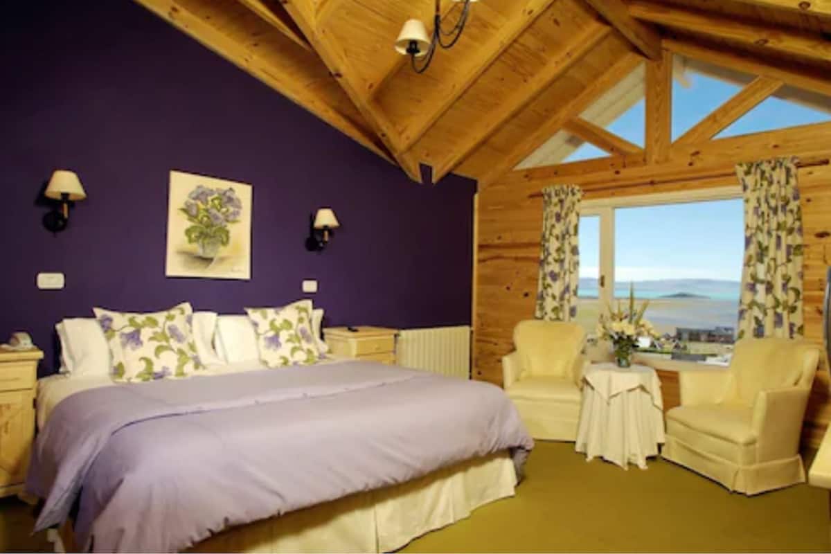 Superior Room | Gebar bulu kapas, katil Select Comfort, bar mini, peti besi dalam bilik 