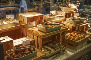 Desayuno buffet diario (SAR 126 por persona)