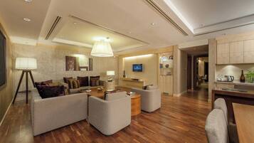 Minibar, caja de seguridad en la habitación y decoración personalizada