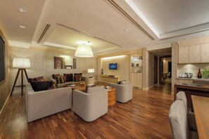 Minibar, caja de seguridad en la habitación y decoración personalizada 