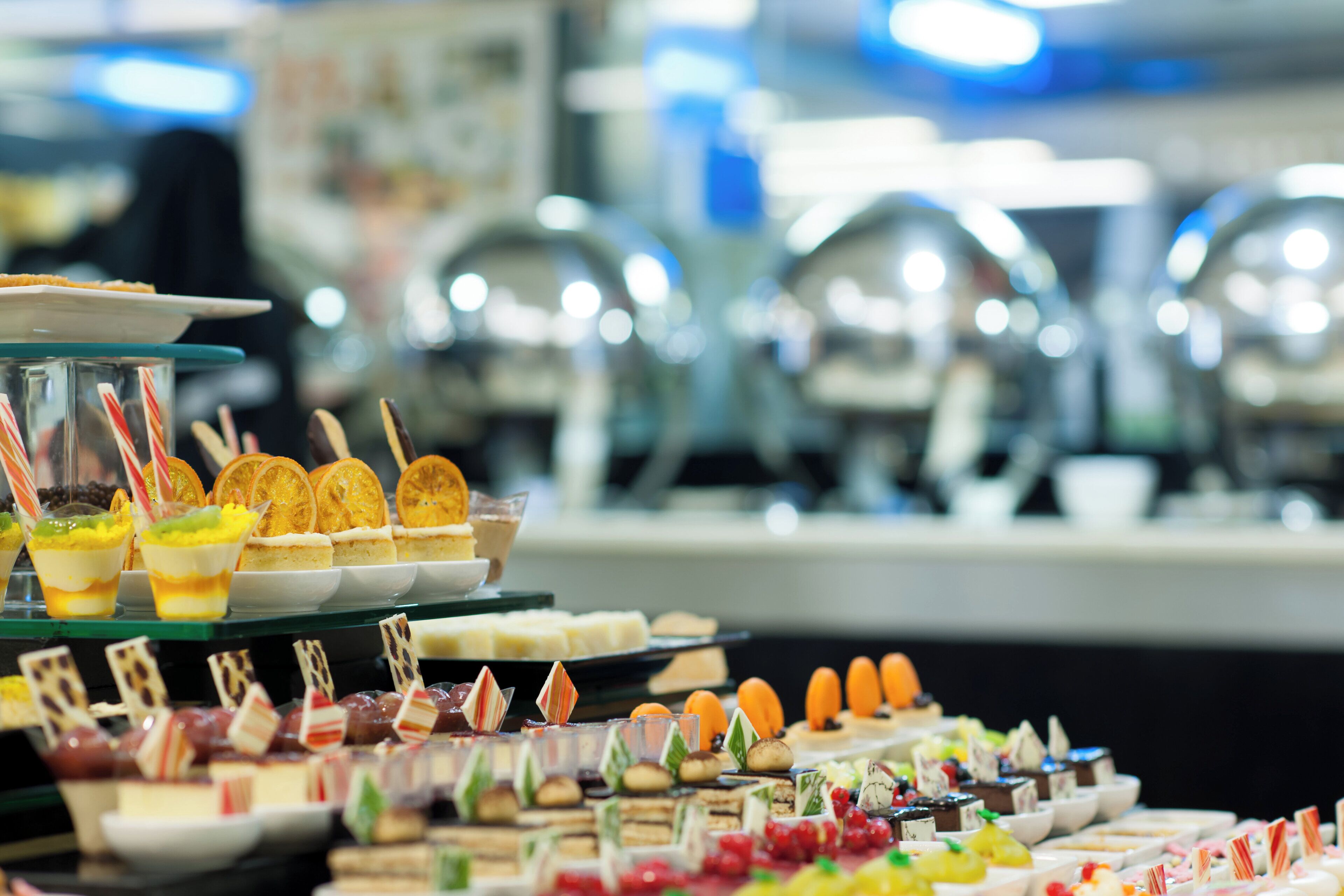 Un buffet proposant une variété de desserts et d’en-cas.