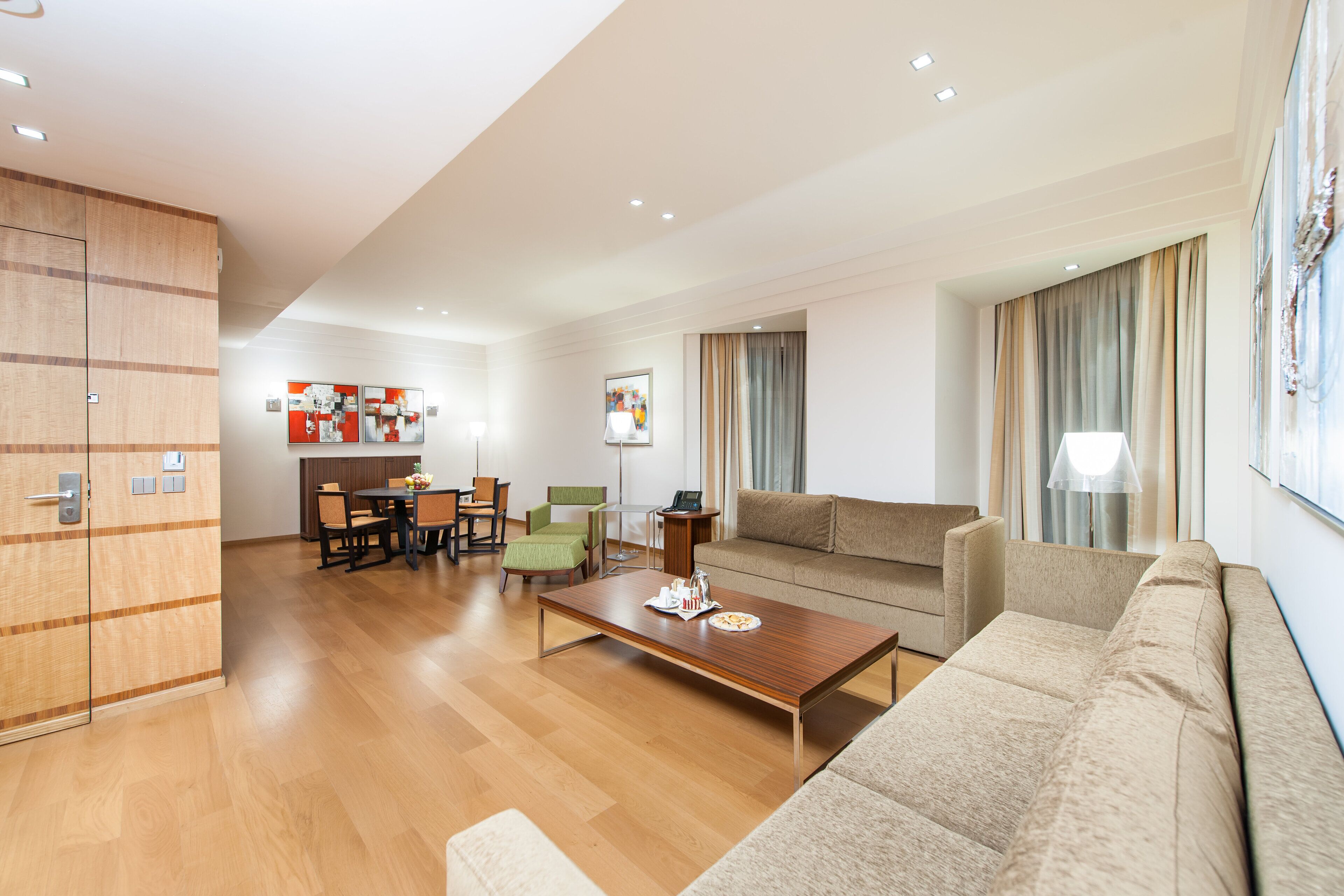 Minibar, coffres-forts dans les chambres, décoration personnalisée