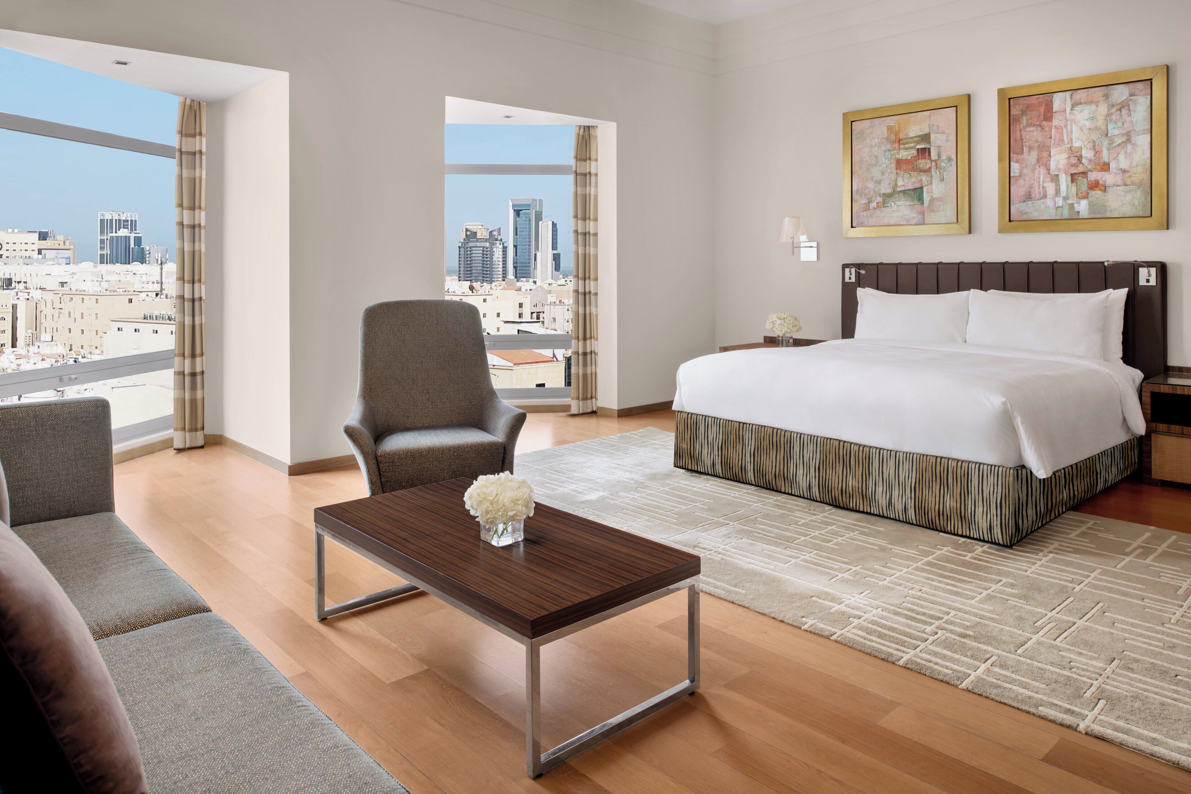 Minibar, caja de seguridad en la habitación y decoración personalizada 