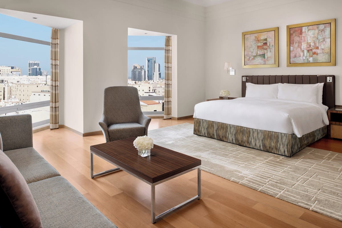 Premium Room | Minibar, in-room safe, individually decorated, individually furnished