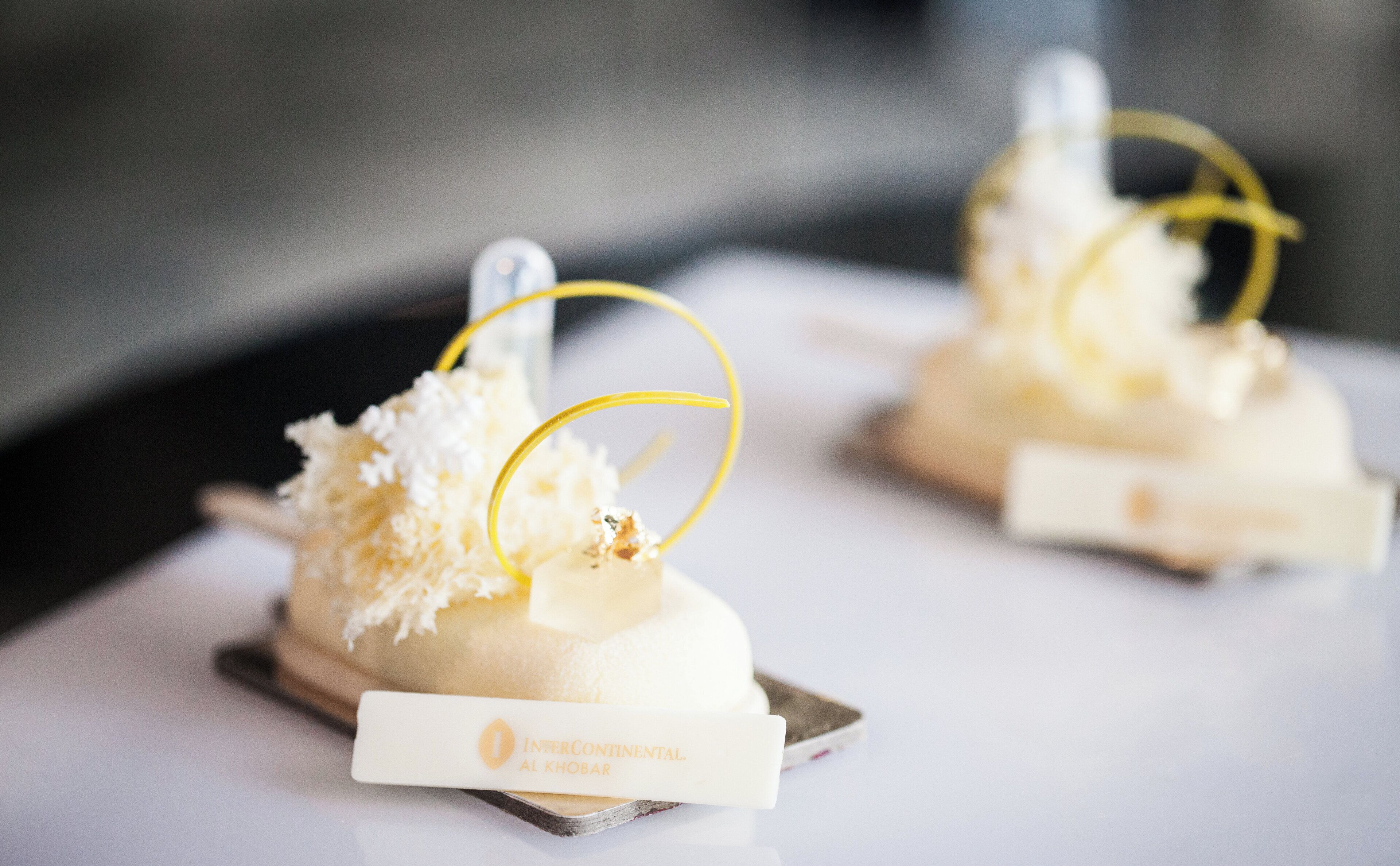 Deux desserts présentés sur une assiette blanche, accompagnés d’une étiquette.