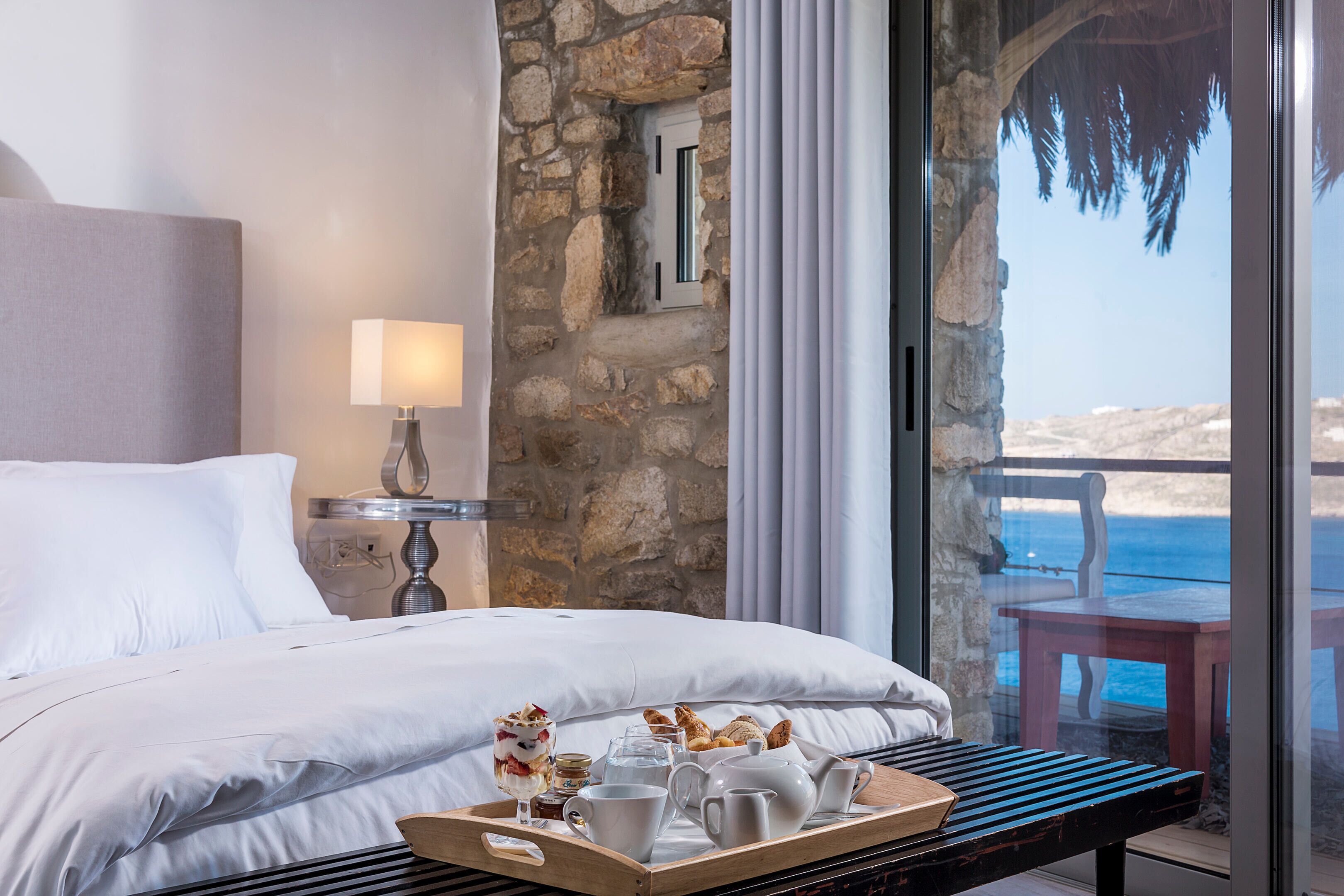 Suite Junior, pemandangan laut | Seprai katun Mesir, seprai antialergi, dan tempat tidur Tempur-Pendic